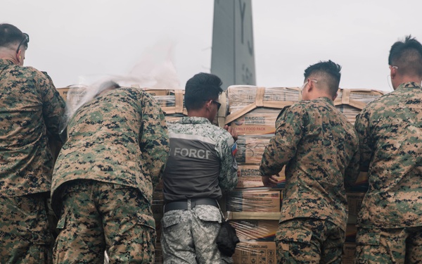 Philippine Service Members, U.S. Marines Offload Family Food Packs at Virac Airport During Foreign Disaster Relief Operations