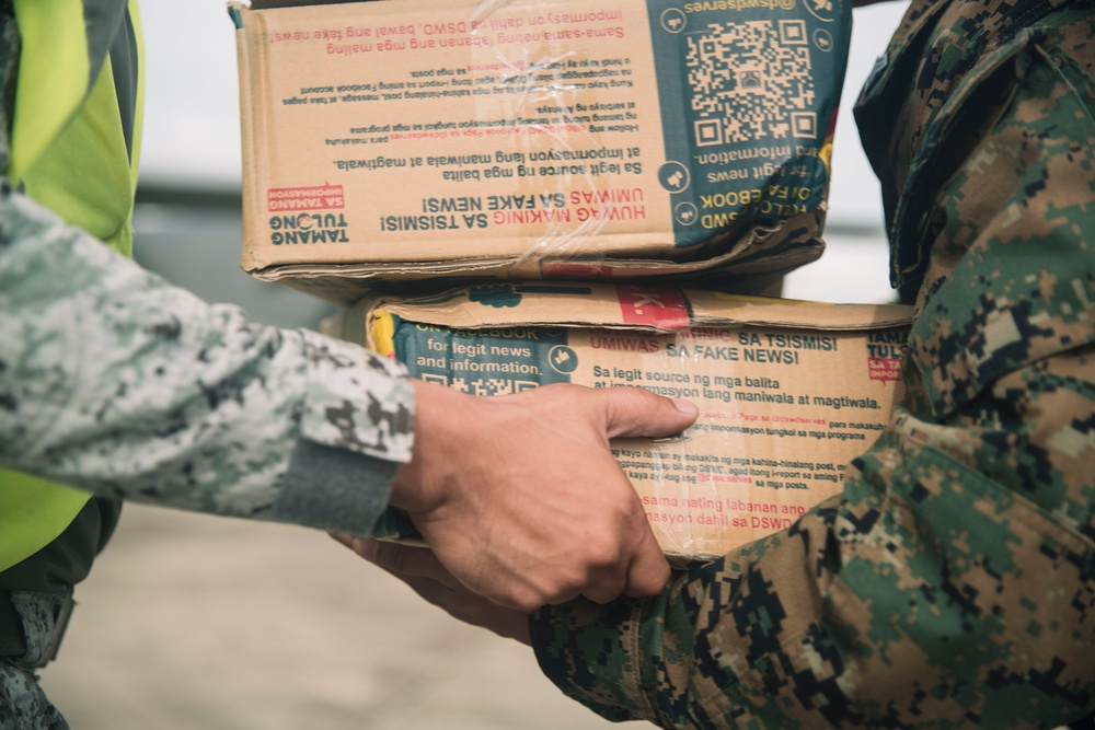 Philippine Service Members, U.S. Marines Offload Family Food Packs at Virac Airport During Foreign Disaster Relief Operations