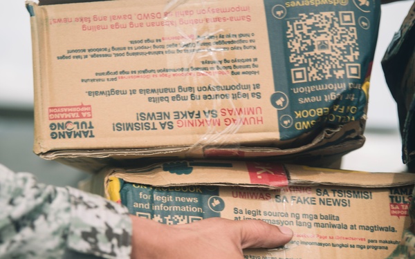 Philippine Service Members, U.S. Marines Offload Family Food Packs at Virac Airport During Foreign Disaster Relief Operations