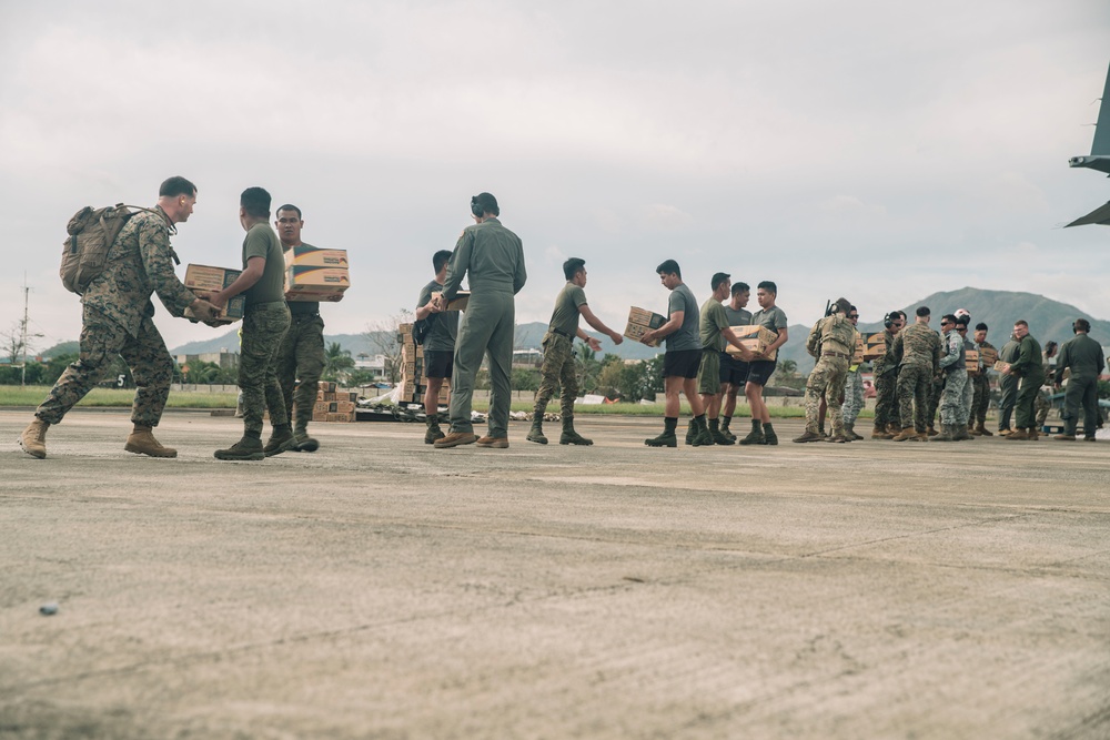 Philippine Service Members, U.S. Marines Offload Family Food Packs at Virac Airport During Foreign Disaster Relief Operations