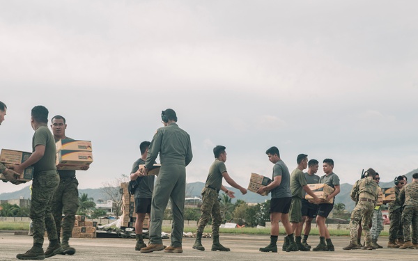 Philippine Service Members, U.S. Marines Offload Family Food Packs at Virac Airport During Foreign Disaster Relief Operations