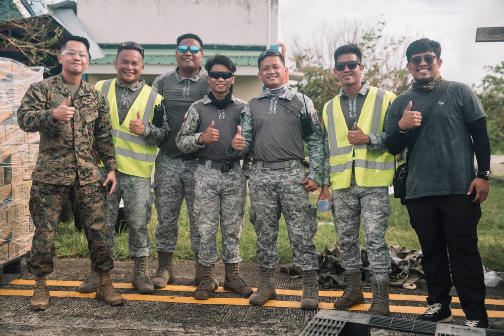 Philippine Service Members, U.S. Marines Offload Family Food Packs at Virac Airport During Foreign Disaster Relief Operations