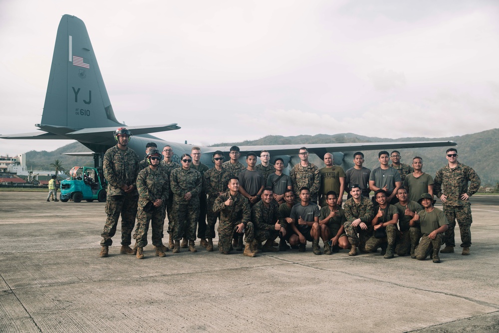 Philippine Service Members, U.S. Marines Offload Family Food Packs at Virac Airport During Foreign Disaster Relief Operations