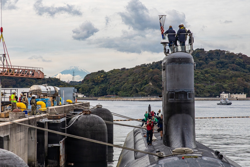 USS Hawaii (SSN 776) pulls into Fleet Activities Yokosuka