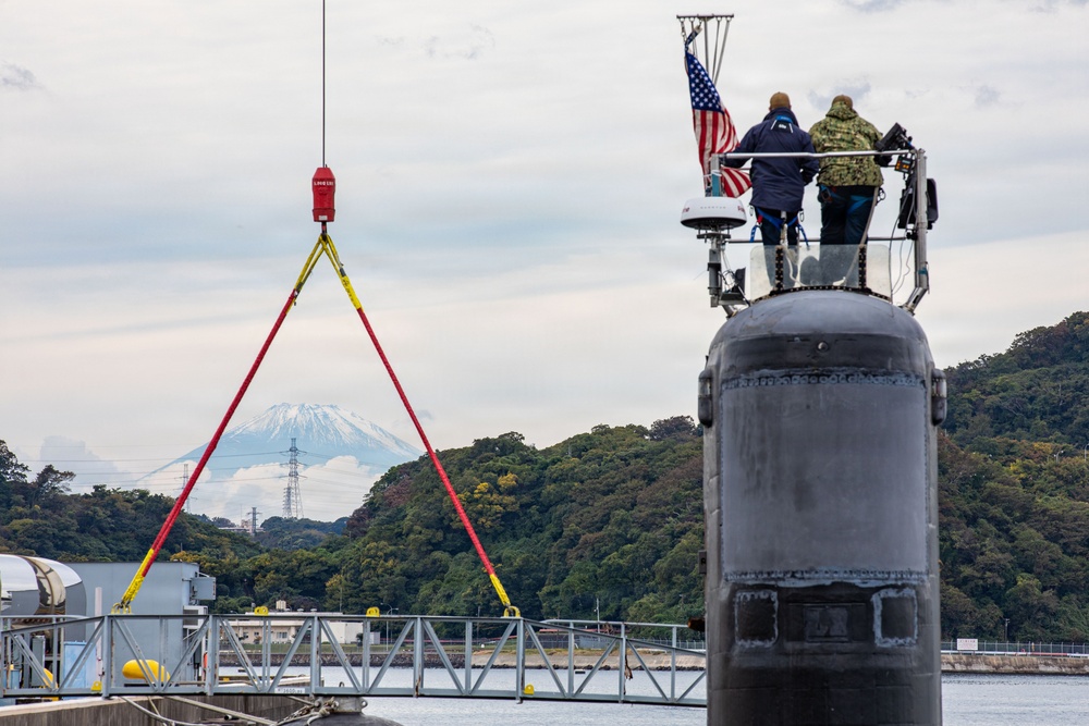 USS Hawaii (SSN 776) pulls into Fleet Activities Yokosuka