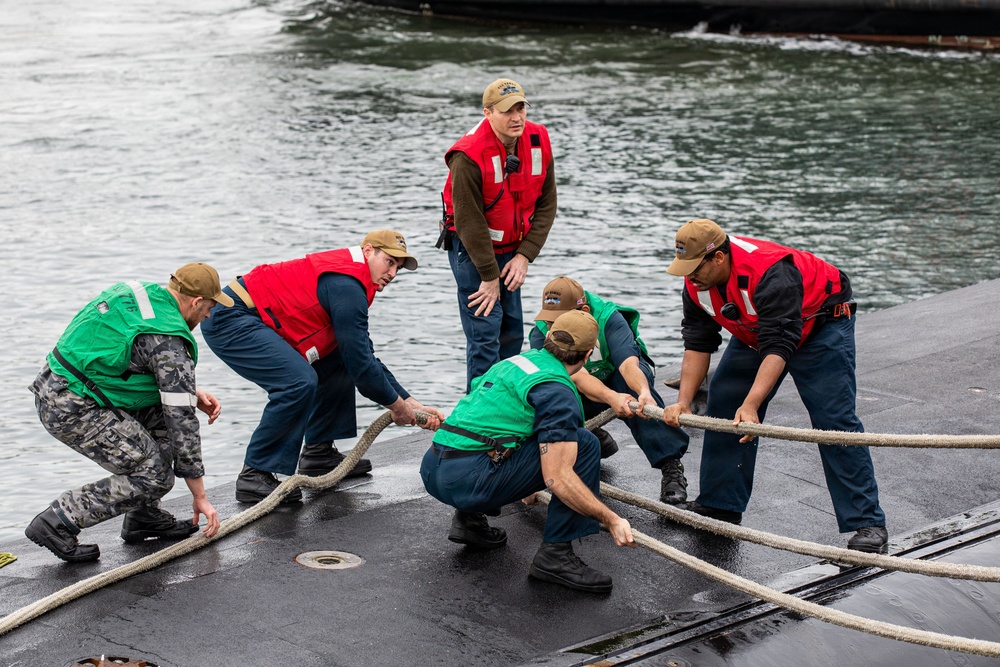 USS Hawaii (SSN 776) pulls into Fleet Activities Yokosuka