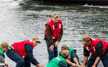 USS Hawaii (SSN 776) pulls into Fleet Activities Yokosuka