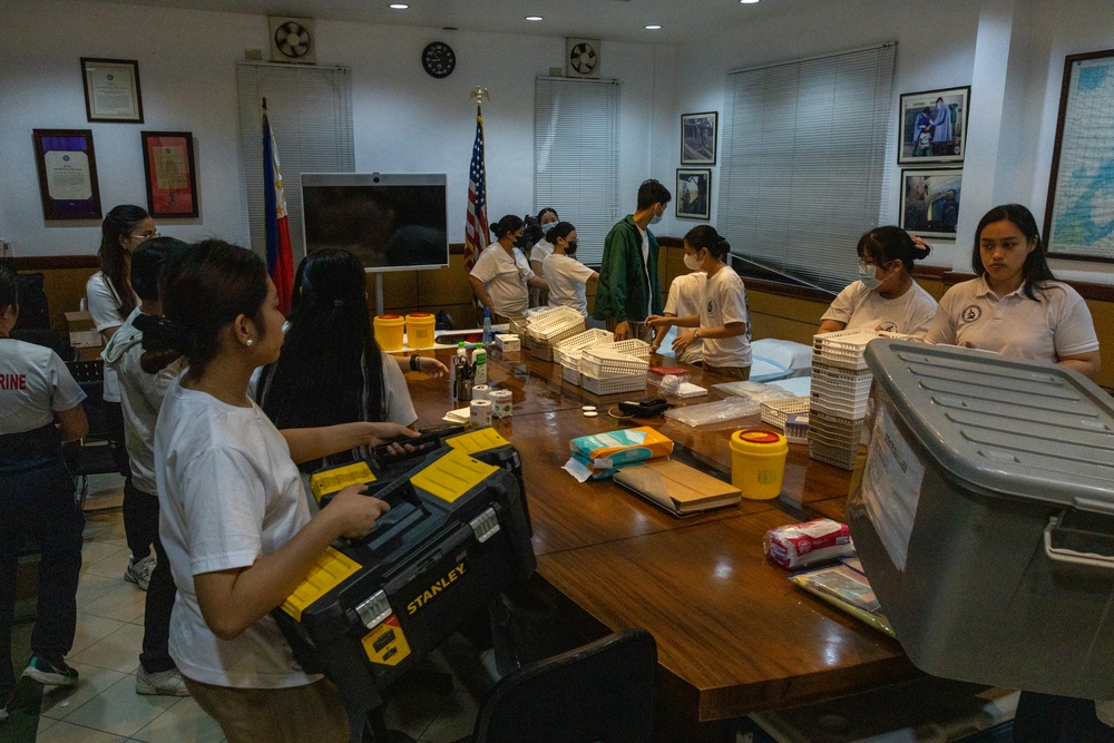 15th MEU Coordinates Blood Drive During Foreign Disaster Relief Operations in the Philippines
