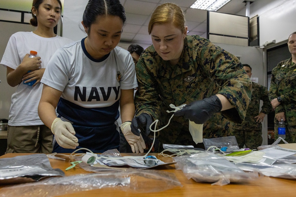 15th MEU Corpsmen Train Philippine Medical Personnel to Perform Valkyrie Blood Transfusions During Disaster Relief Operations
