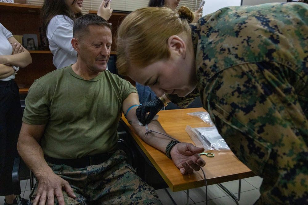 15th MEU Corpsmen Train Philippine Medical Personnel to Perform Valkyrie Blood Transfusions During Disaster Relief Operations