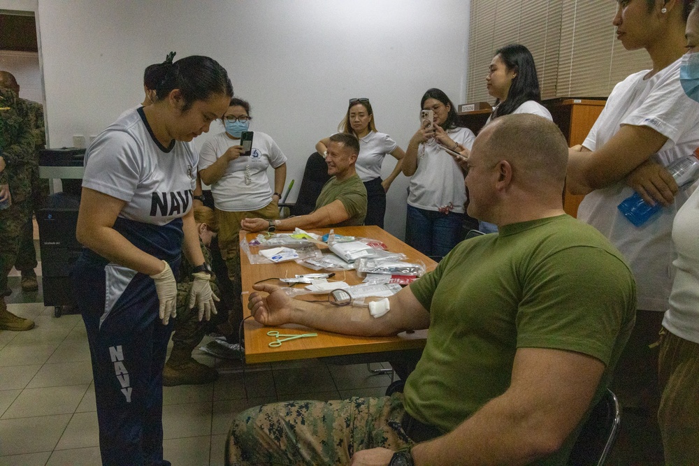 15th MEU Corpsmen Train Philippine Medical Personnel to Perform Valkyrie Blood Transfusions During Disaster Relief Operations