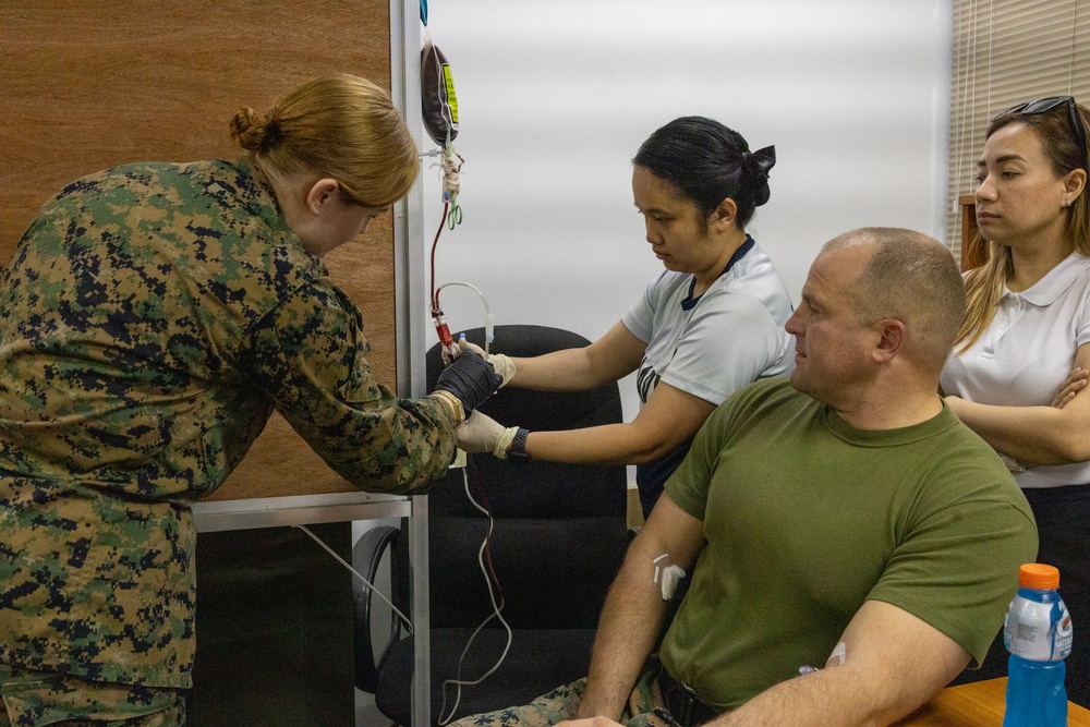 15th MEU Corpsmen Train Philippine Medical Personnel to Perform Valkyrie Blood Transfusions During Disaster Relief Operations