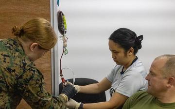 15th MEU Corpsmen Train Philippine Medical Personnel to Perform Valkyrie Blood Transfusions During Disaster Relief Operations