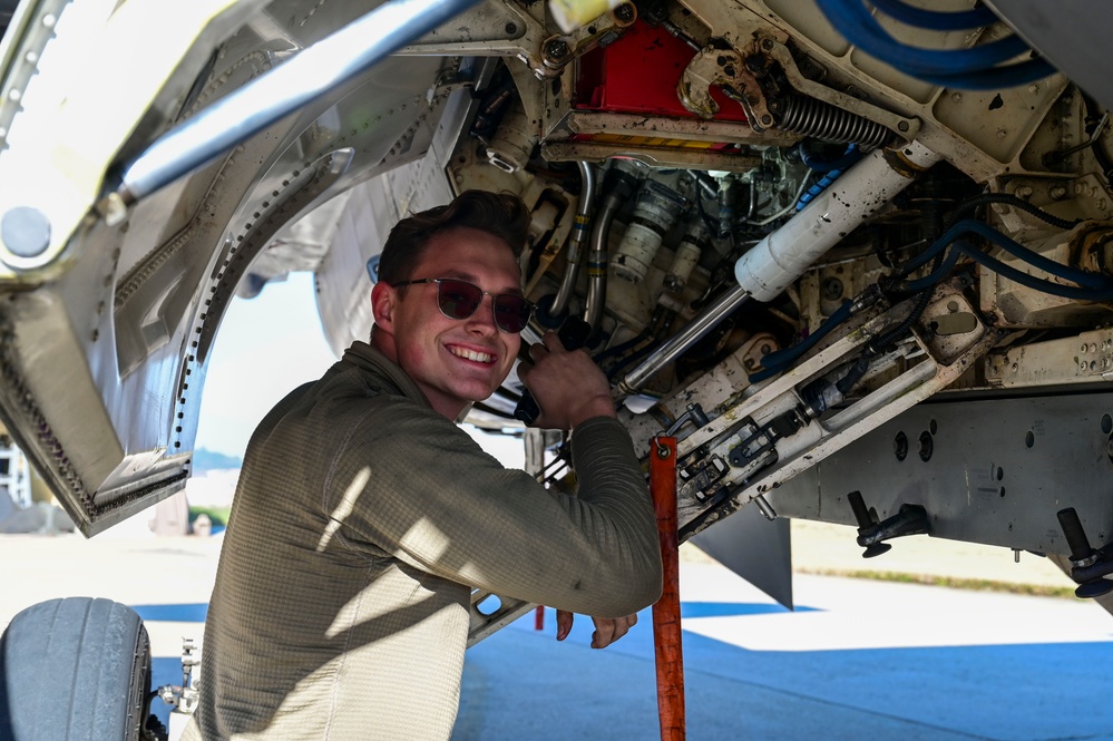 Maintainers keep Wolf Pack fighters flying during FF 25-2