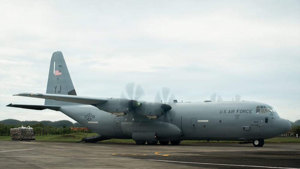 Philippine Service Members, US Marines Offload Disaster Relief Supplies in Virac, Philippines