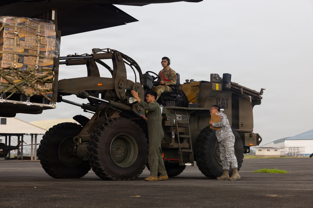 US Service Members Load Family Food Packs to Support Foreign Disaster Relief Operations in Philippines