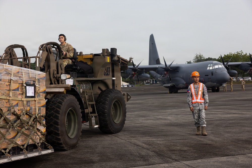 US Service Members Load Family Food Packs to Support Foreign Disaster Relief Operations in Philippines