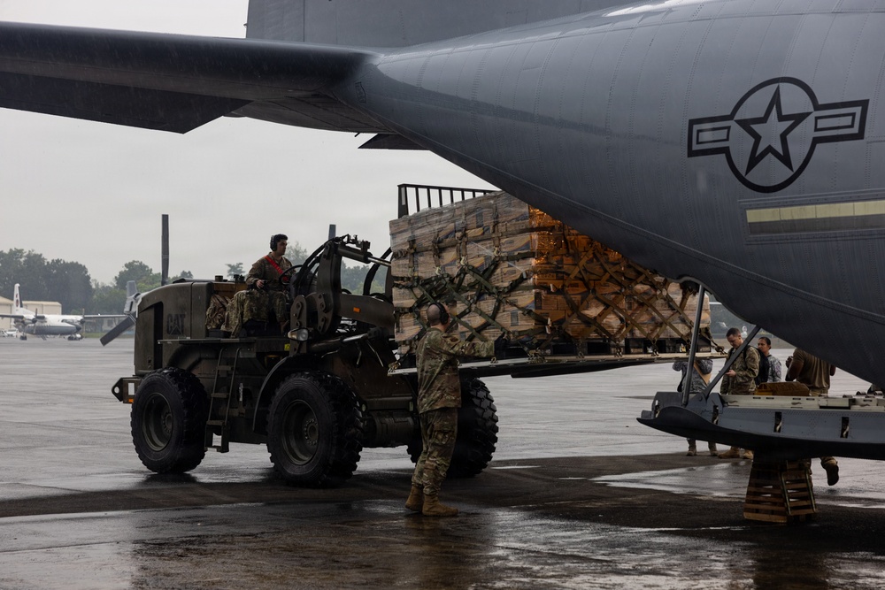US Service Members Load Family Food Packs to Support Foreign Disaster Relief Operations in Philippines