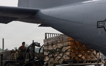 US Service Members Load Family Food Packs to Support Foreign Disaster Relief Operations in Philippines