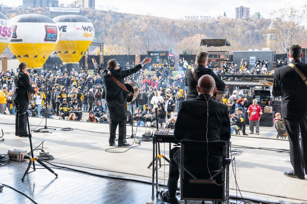 Pittsburgh Steelers and U.S. Navy Band celebrate Salute to Service