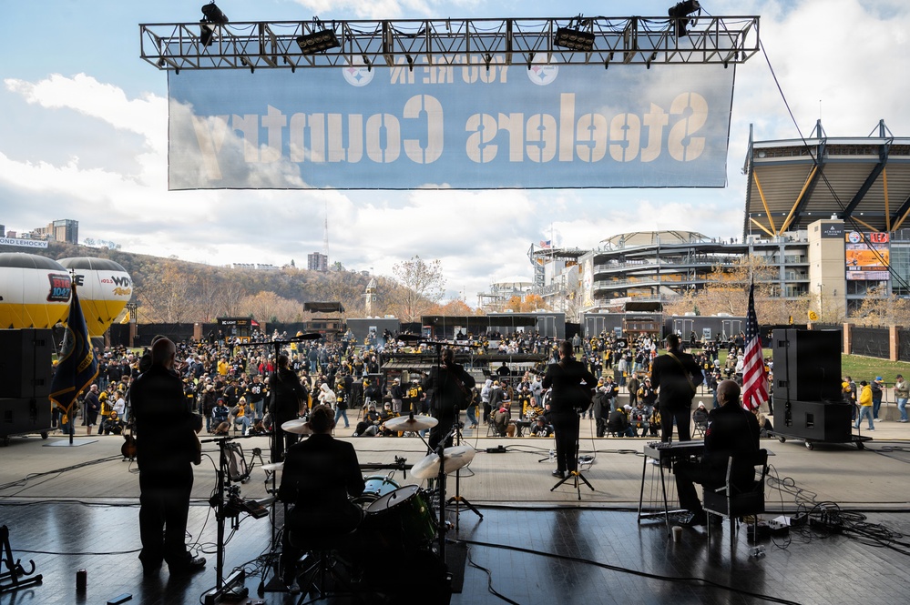 Pittsburgh Steelers and U.S. Navy Band celebrate Salute to Service
