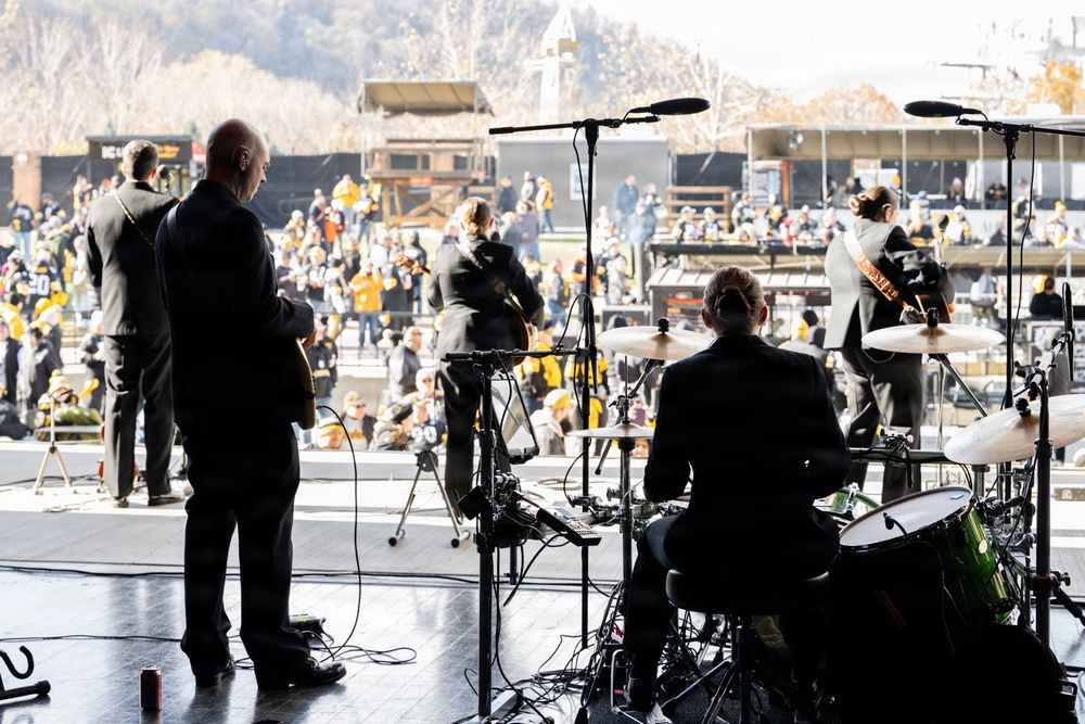 Pittsburgh Steelers and U.S. Navy Band celebrate Salute to Service