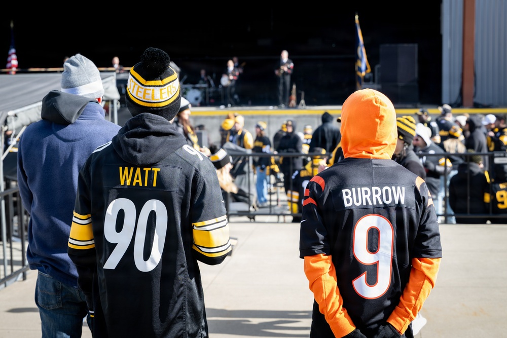 Pittsburgh Steelers and U.S. Navy Band celebrate Salute to Service