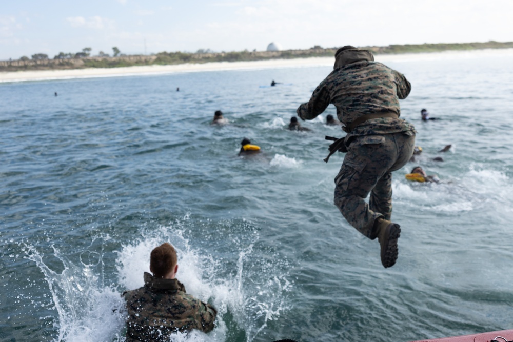 2nd Bn., 4th Marines, 3rd AA Bn conduct surf qualification