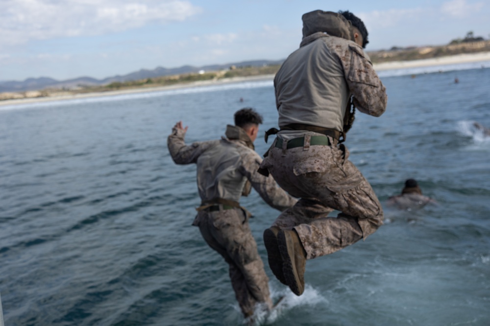 2nd Bn., 4th Marines, 3rd AA Bn conduct surf qualification