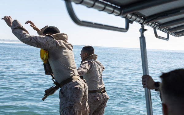2nd Bn., 4th Marines, 3rd AA Bn conduct surf qualification