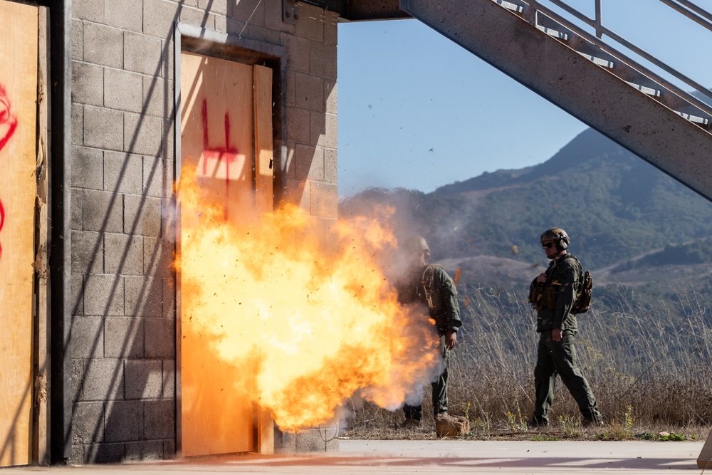 11th MEU Marines conduct explosive breaching drills