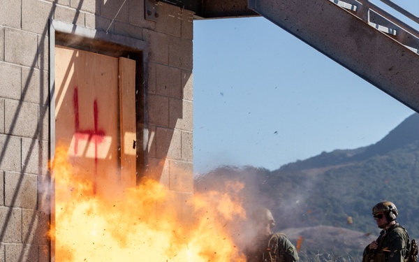 11th MEU Marines conduct explosive breaching drills