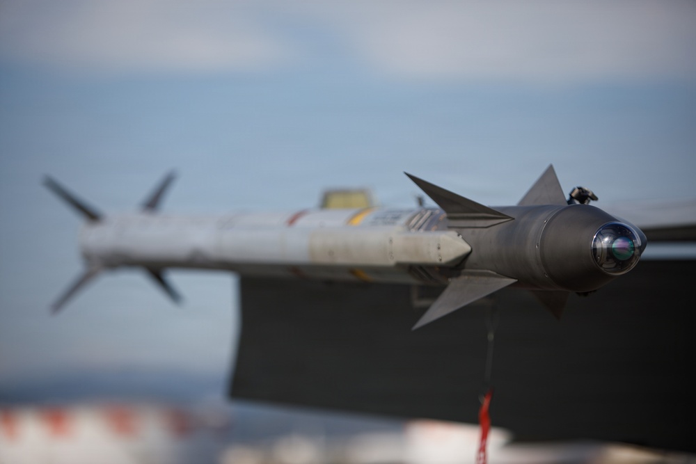 VMFA-232 and MALS-12 off-load live ordnance at MCAS Iwakuni