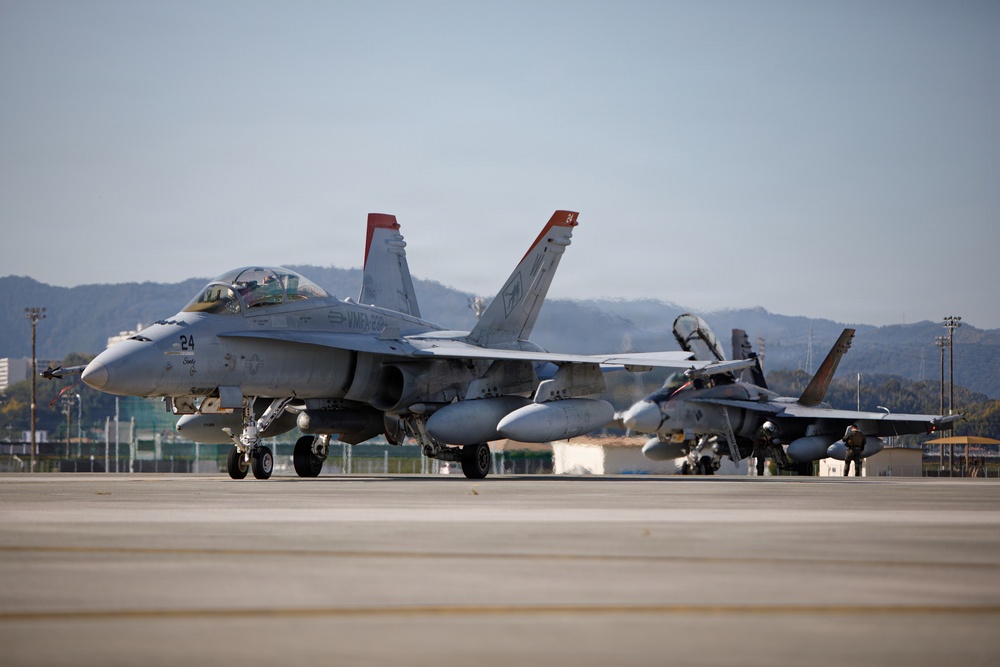 VMFA-232 and MALS-12 off-load live ordnance at MCAS Iwakuni