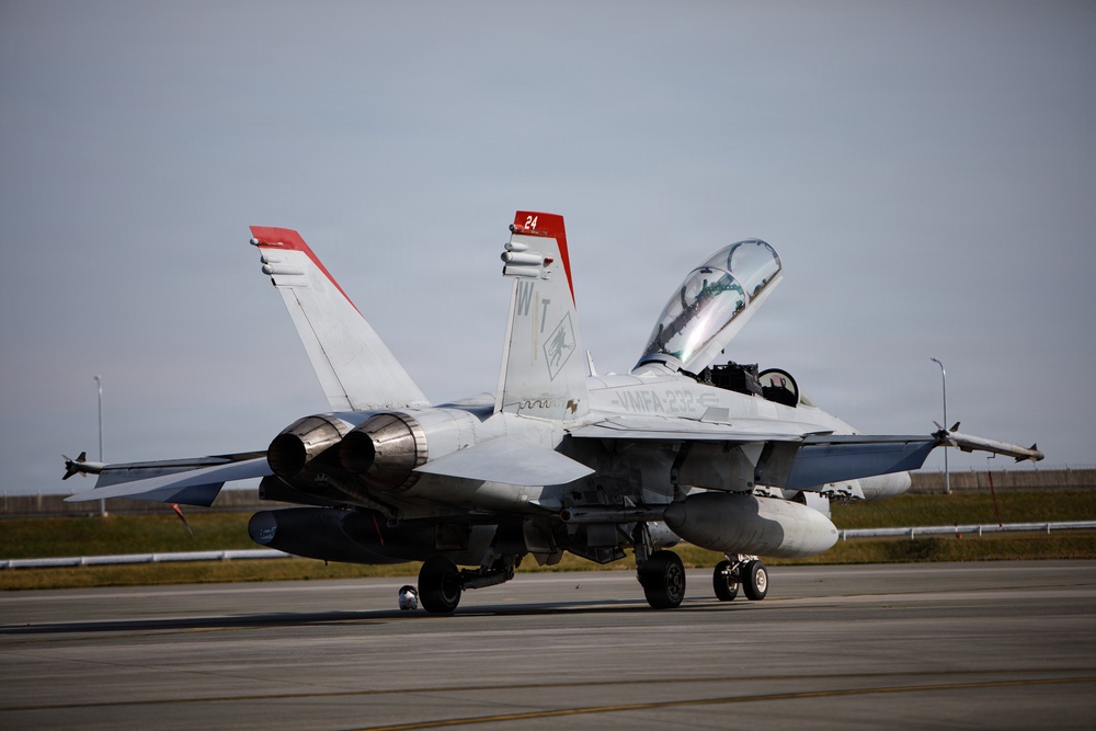 VMFA-232 and MALS-12 off-load live ordnance at MCAS Iwakuni