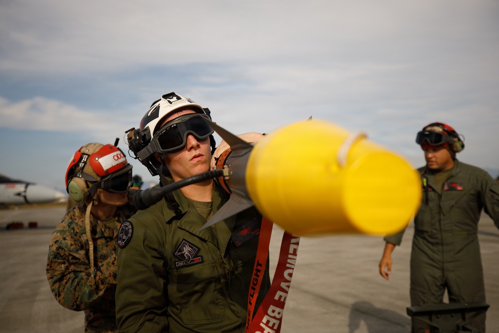VMFA-232 and MALS-12 off-load live ordnance at MCAS Iwakuni