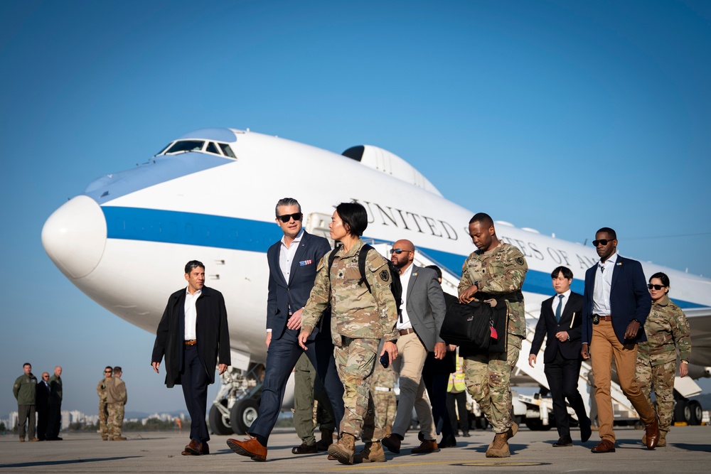 SECWAR arrives at Osan for SCM