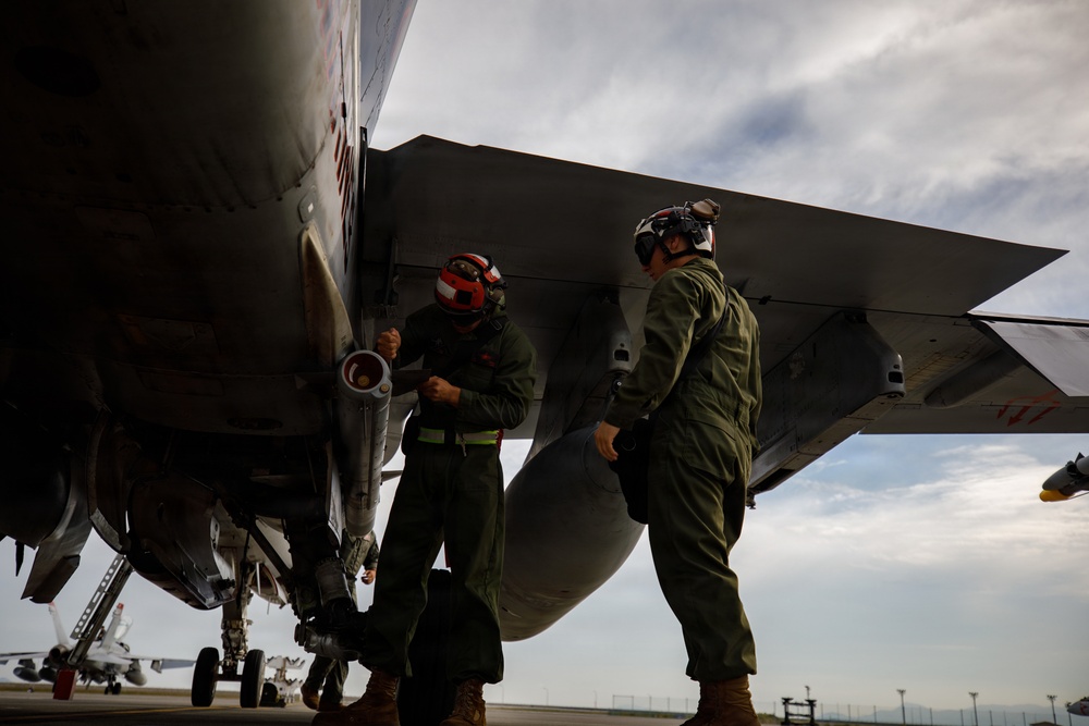 VMFA-232 and MALS-12 off-load live ordnance at MCAS Iwakuni