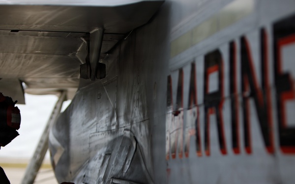 VMFA-232 and MALS-12 off-load live ordnance at MCAS Iwakuni