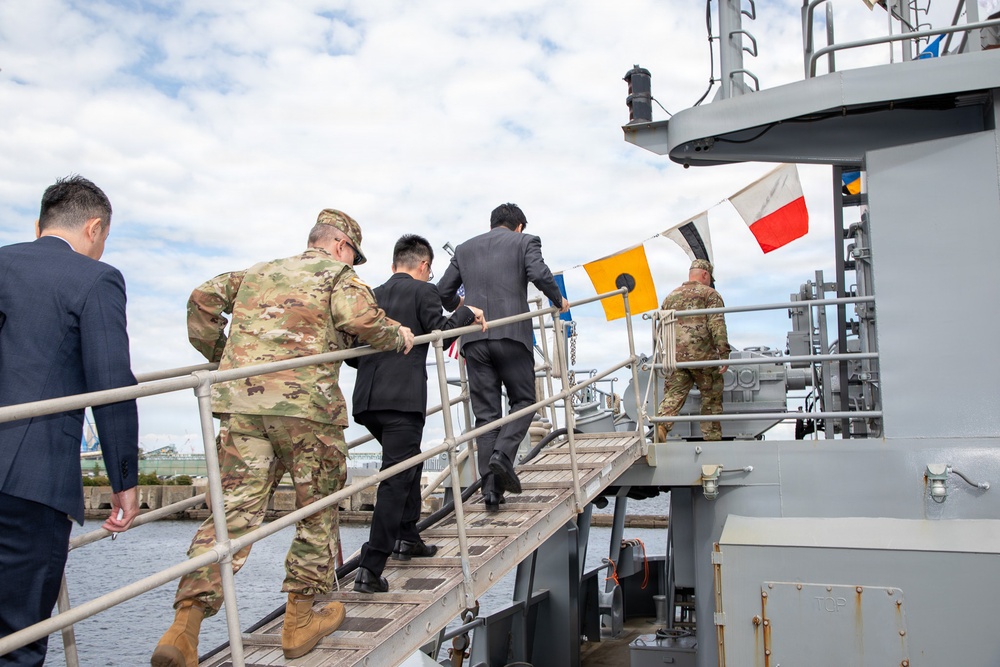 Hon. Kihara tours Yokohama North Dock