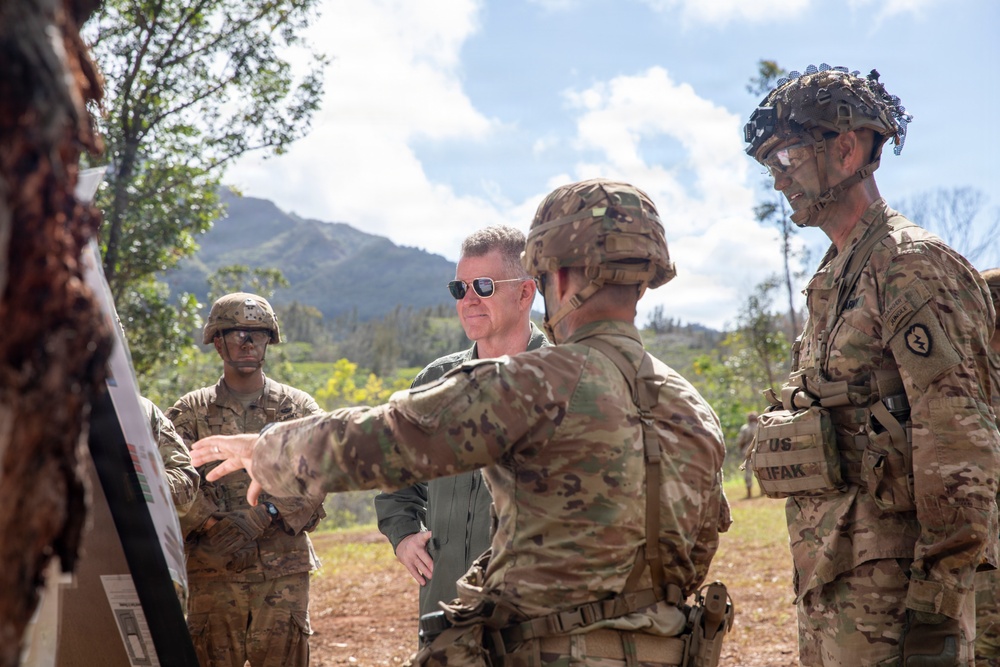 Indo-Pacom Commander Adm. Sam Paparo visits 25th Infantry Division Artillery Brigade during Joint Pacific Multinational Readiness Center rotation 26-01