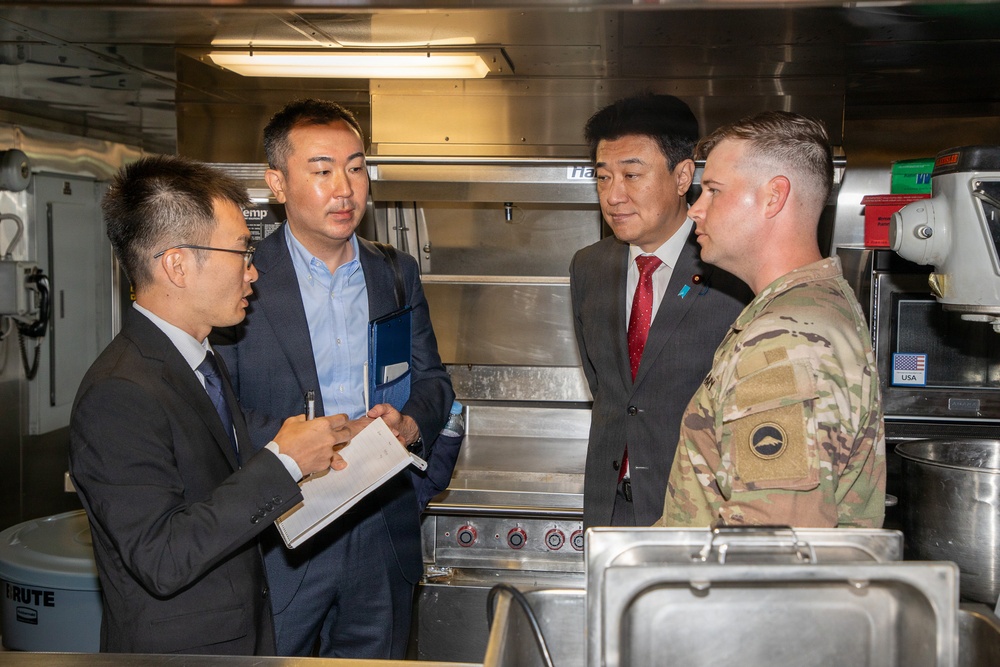 Hon. Kihara tours Yokohama North Dock