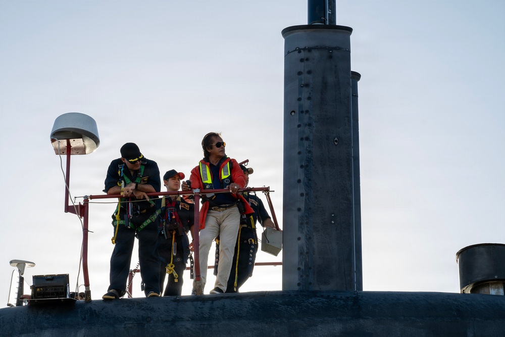 USS Jefferson City (SSN 759) arrives at Naval Base Guam