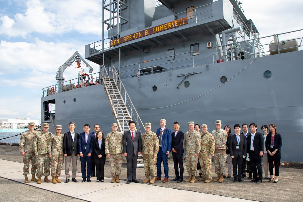 Hon. Kihara tours Yokohama North Dock