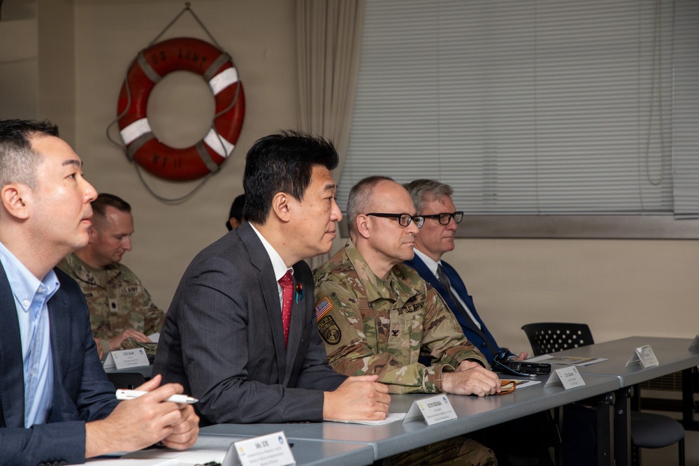 Hon. Kihara tours Yokohama North Dock