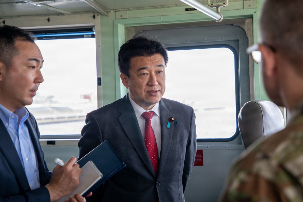 Hon. Kihara tours Yokohama North Dock