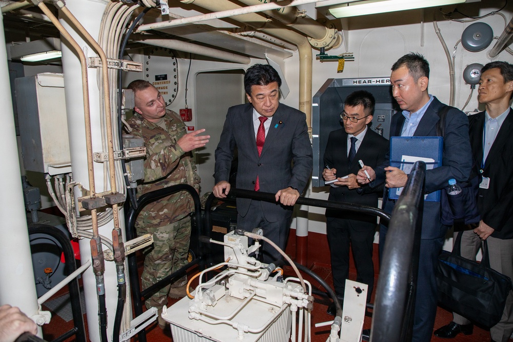 Hon. Kihara tours Yokohama North Dock