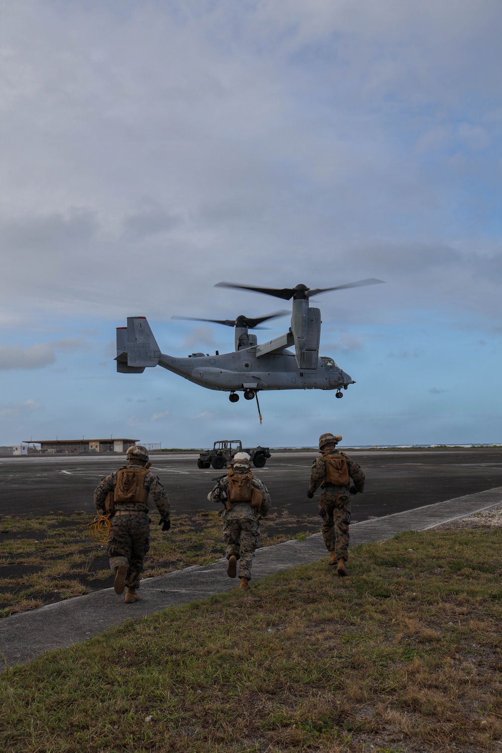 VMM-363 and 3d MLR rehearse hoist operations