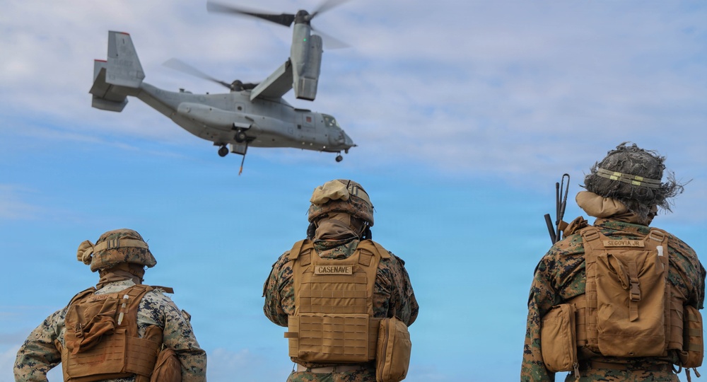 VMM-363 and 3d MLR rehearse hoist operations