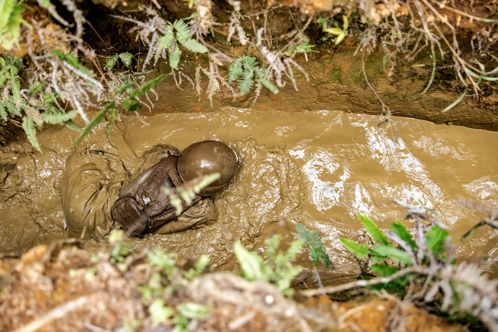 7th Communication Battalion Marines conduct jungle endurance obstacles at Jungle Warfare Training Center